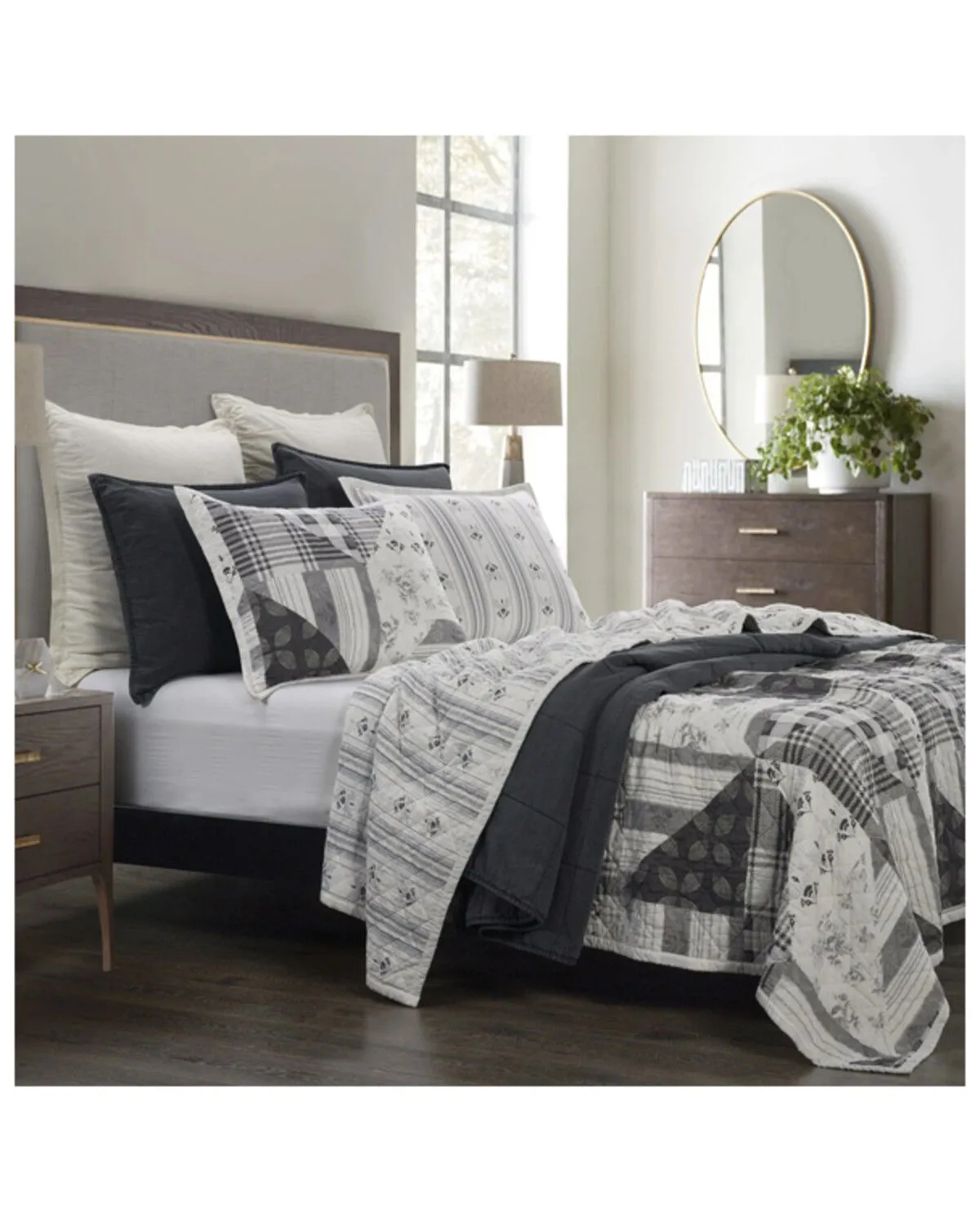 HiEnd Accents Black Patchwork Prairie Reversible 3-Piece King Quilt Set